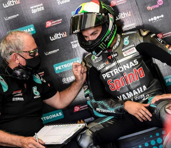 Forcada lembra-nos que o piloto pode resolver muitos problemas sozinho na Yamaha...