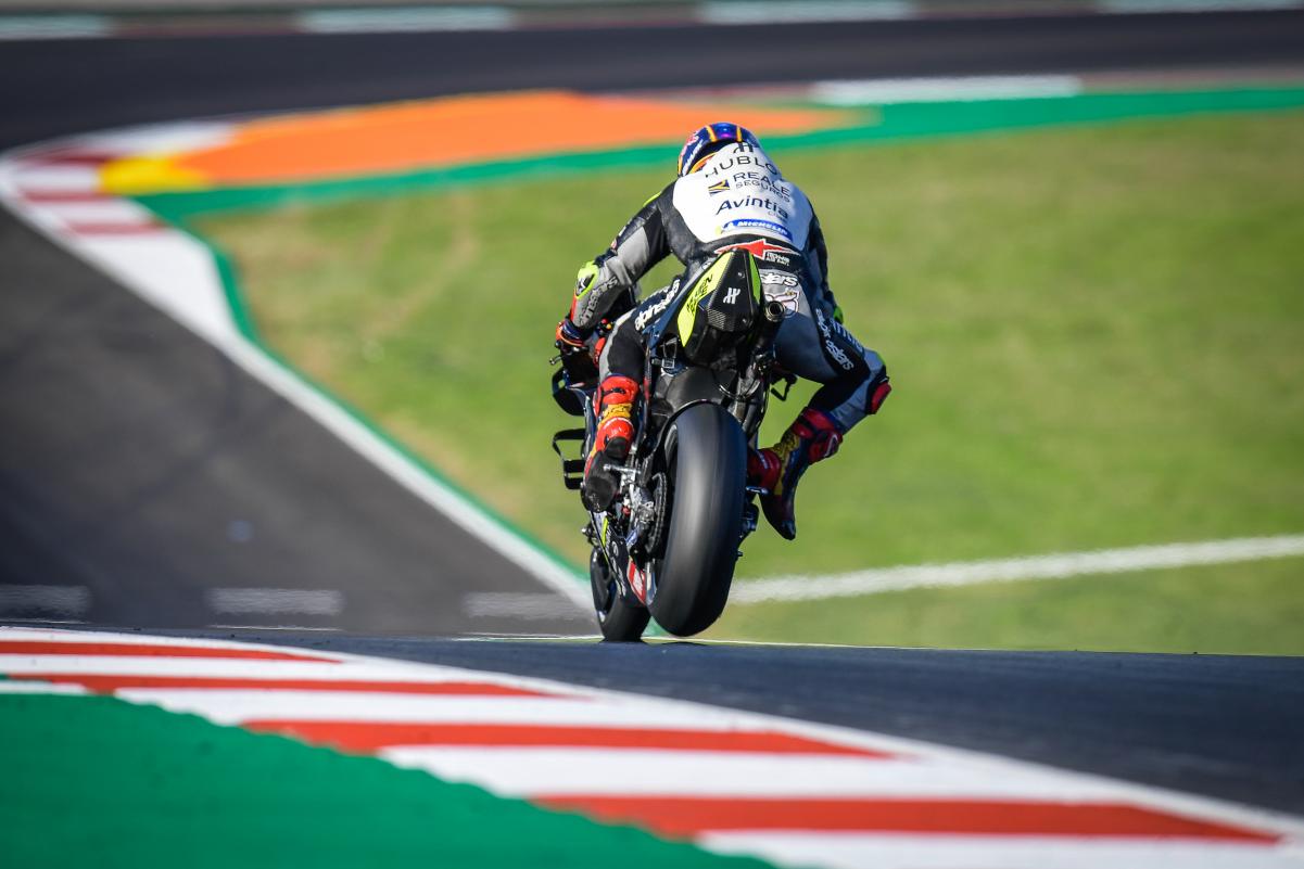 Zarco n'est pas pour recevoir un appel radio en plein effort ... 