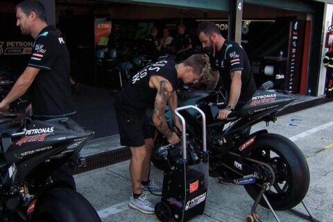 Fabio Quartararo a un signe de reconnaissance ...