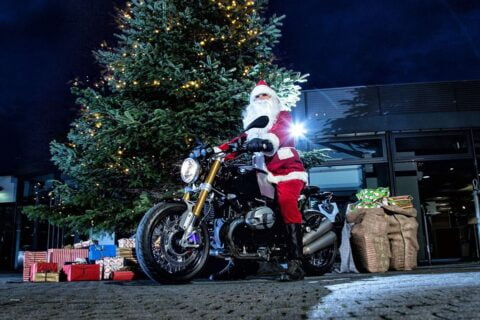 [स्ट्रीट] बीएमडब्लू में यह फिर से क्रिसमस है जो आपको अपना मोटरसाइकिल लाइसेंस प्रदान करता है!