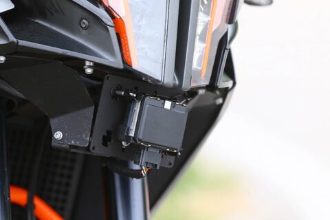 [ストリート] KTM の特許により、ヘッドライトへのレーダーの統合が明らかに