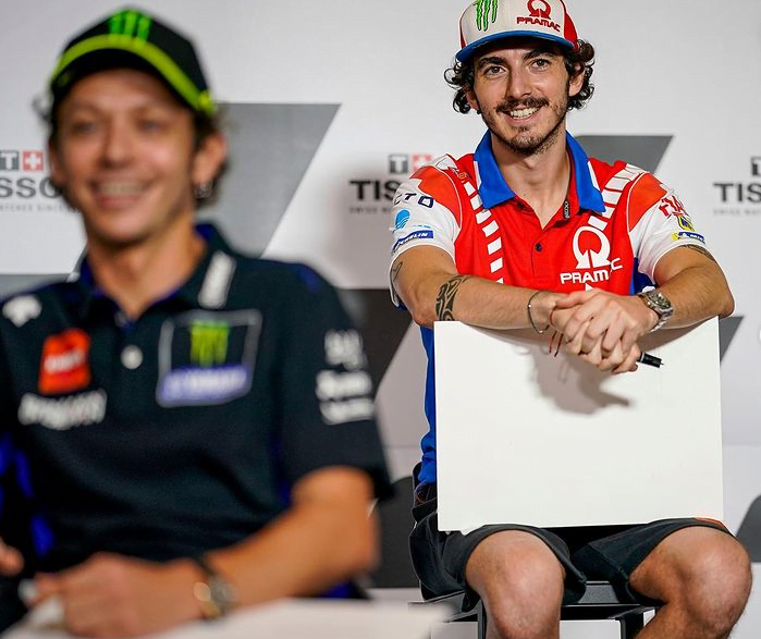 Bagnaia ainda não matou o “pai” Rossi na pista, mas o aperto está afrouxando...