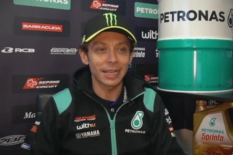 Valentino Rossi já pode vestir suas novas roupas Petronas...