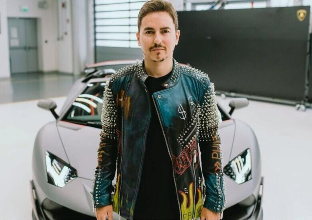 Jorge Lorenzo está orgulhoso de seu Lamborghini...