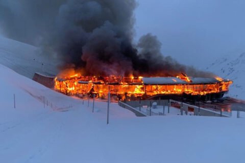 【街頭】オーストリア・ホッホグルグルの高地にあるオートバイ博物館がひどい火災で灰燼に陥る