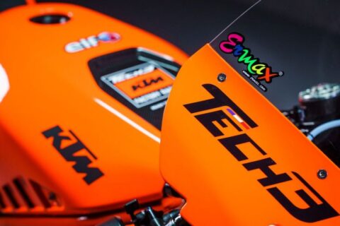 Hervé Poncharal est habillé comme un patron du team usine KTM ...