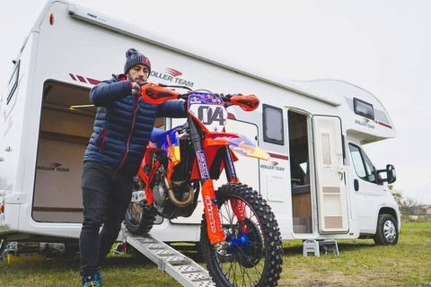 Andrea Dovizioso roule sa bosse différemment ...