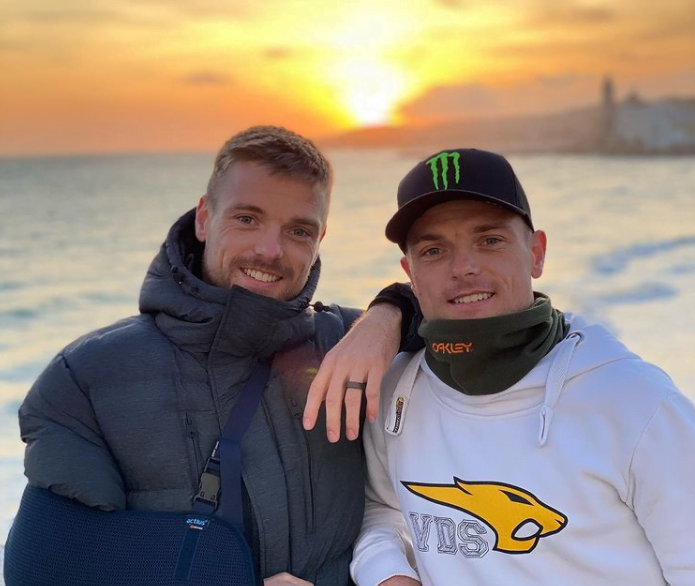 Alex Lowes est maintenant identifiable par rapport à son frère jumeau Sam ... 