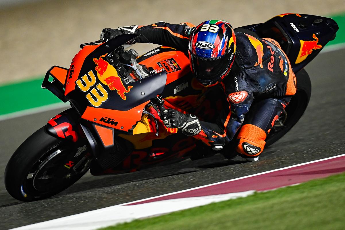 Brad Binder ne passe pas un bon moment sur sa KTM au Qatar. 