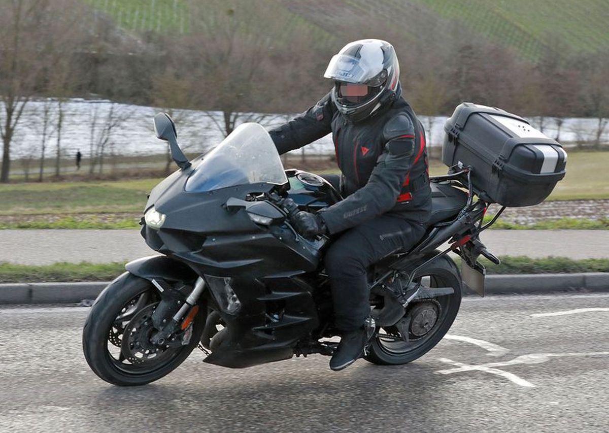 Street] La Kawasaki H2 SX surprise en tests, avec un régulateur de vitesse  assisté par radar - Paddock GP