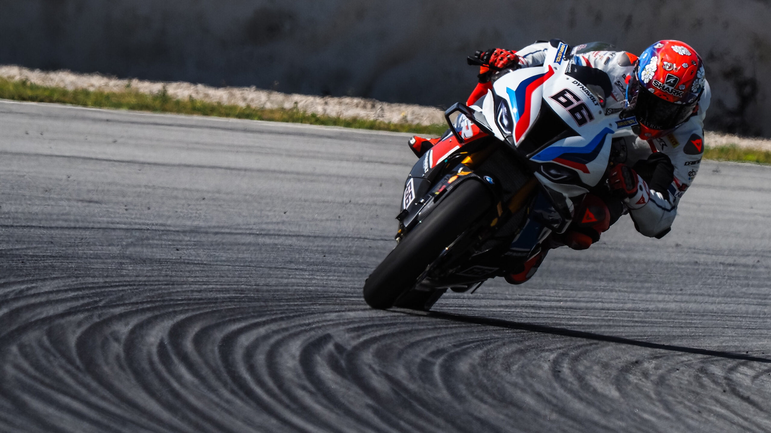 Technique WSBK Superbike : la BMW M 1000 RR révèle un bras oscillant, des ailerons et bien plus encore