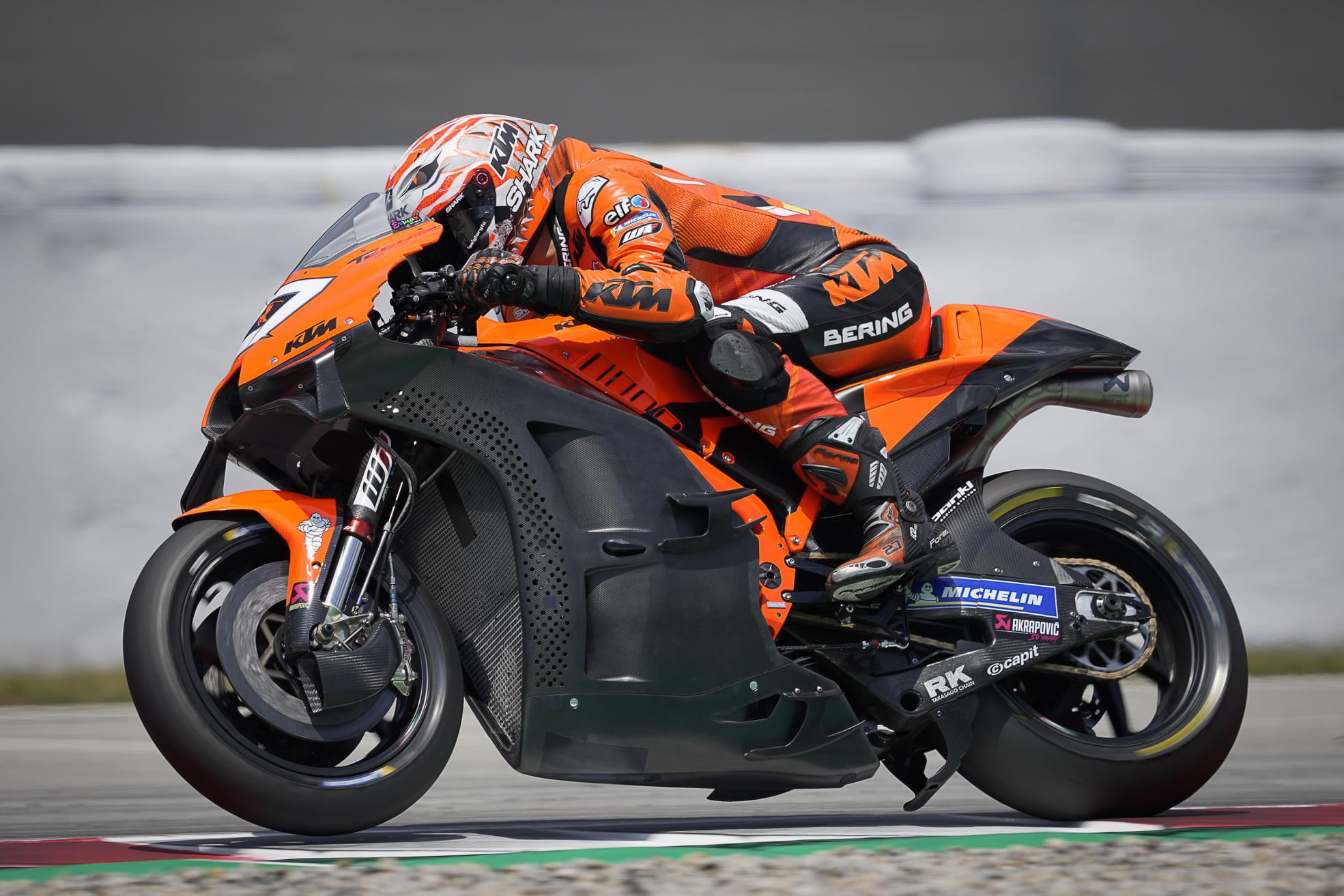 “Atitude Espiã” MotoGP: Chassis, braço oscilante, escapamento, aerodinâmica… o teste na Catalunha foi frutífero para a KTM