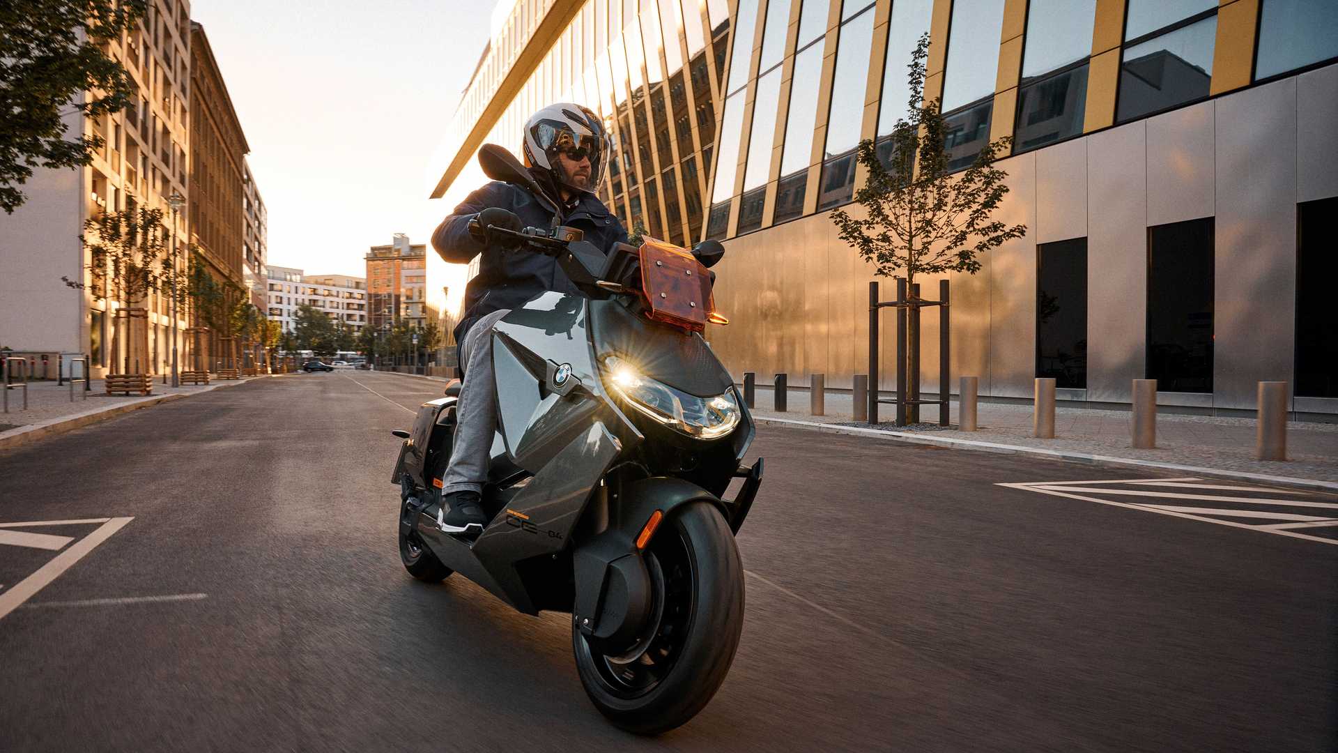 [Street] Le scooter électrique au look futuriste BMW CE-04 officiellement dévoilé [Vidéo]