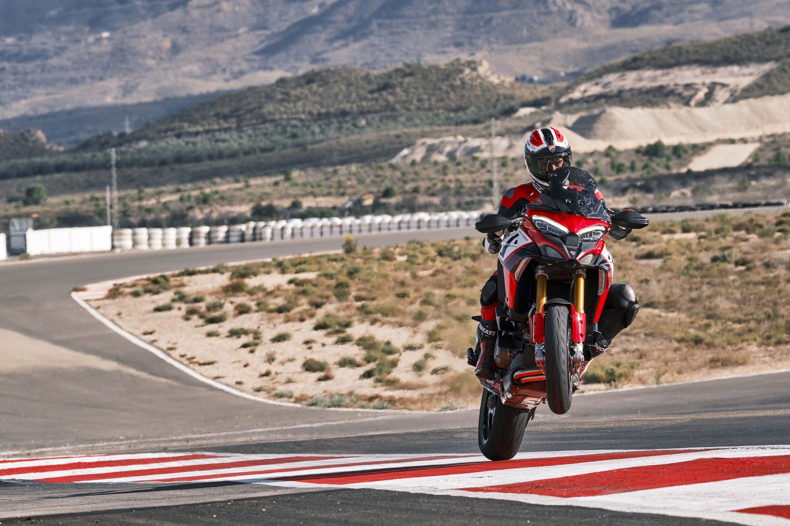 [Rua] Ducati apresenta a Ducati Multistrada V4 Pikes Peak, equipada com jantes de 17'' e braço oscilante único