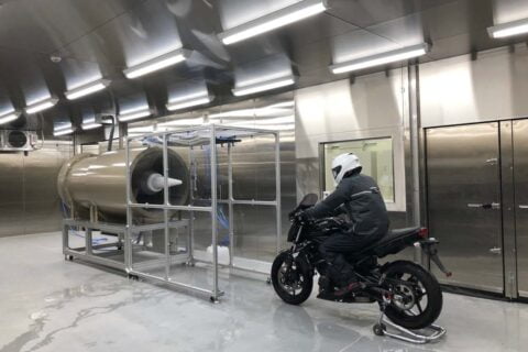 [Street] Shoei installe une nouvelle soufflerie à basse température génératrice de pluie