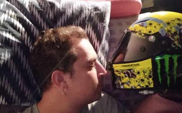 People VIDEO : le fan qui a attrapé le casque de Valentino Rossi ne veut pas le vendre… Sauf si on lui en propose un bon prix