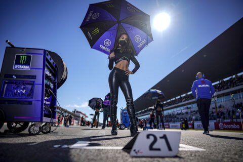 People MotoGP Portimão-2 : Timide retour des umbrella girls...