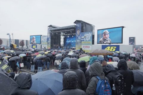 People MotoGP: The blues invade the fans but not Valentino Rossi (Video)