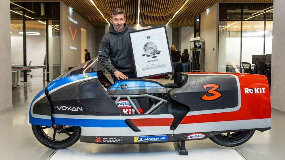 Unusual: Max Biaggi aims for 500 km/h on the handlebars of his Voxan Wattman