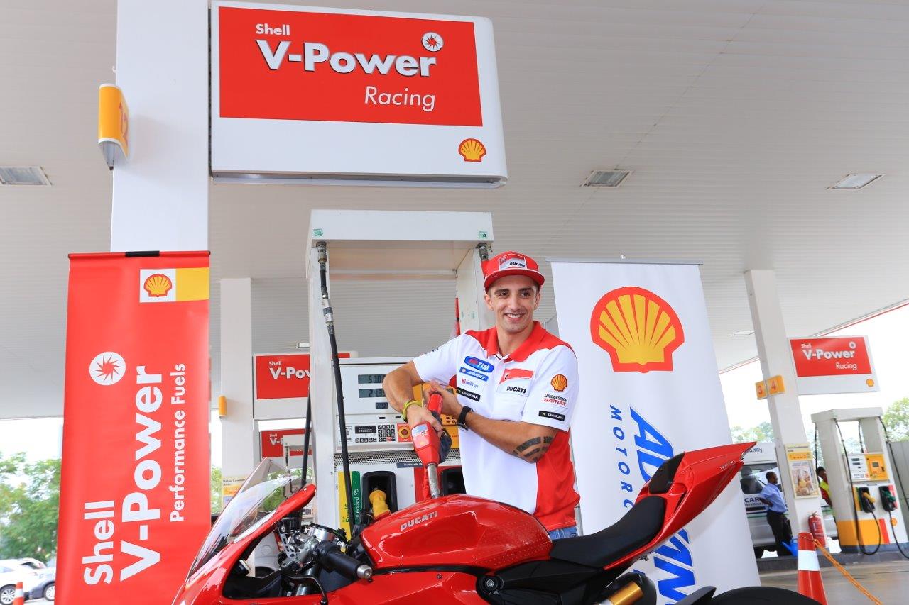 Пауэр шелл. АЗС Shell v-Power. Shell v Power Racing. V Power заправка. Shell v-Power одежда.