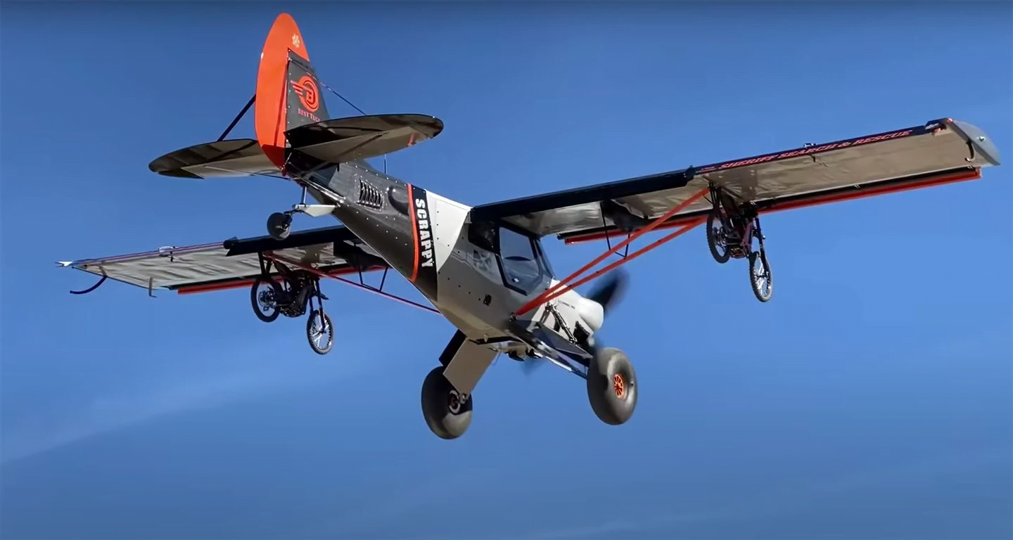 Insolite : Sous les ailes de l’avion… deux motos électriques