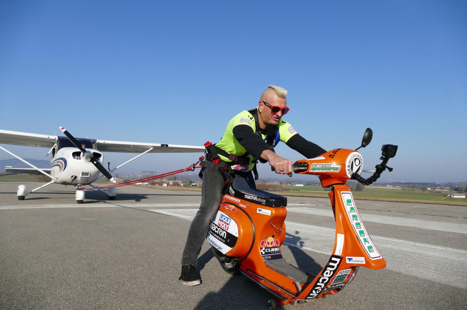 珍しい：ベスパに牽引された飛行機が、全員ウィリー走行中！