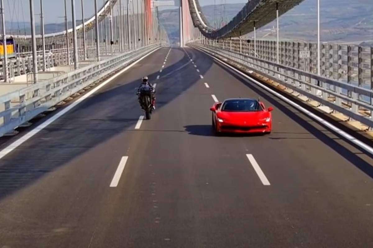 Incomum: Toprak Razgatlioglu ao volante de uma Ferrari SF90 desafia Kenan Sofuogli ao volante de uma Kawasaki H2R