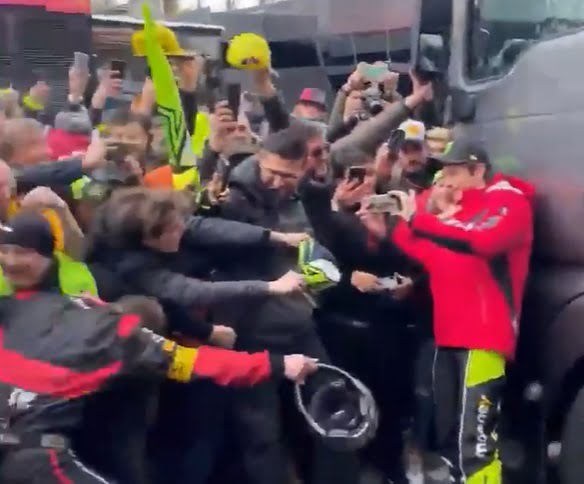 People VIDEO : Valentino Rossi est arrivé en sport-automobile et voilà ce qui est arrivé
