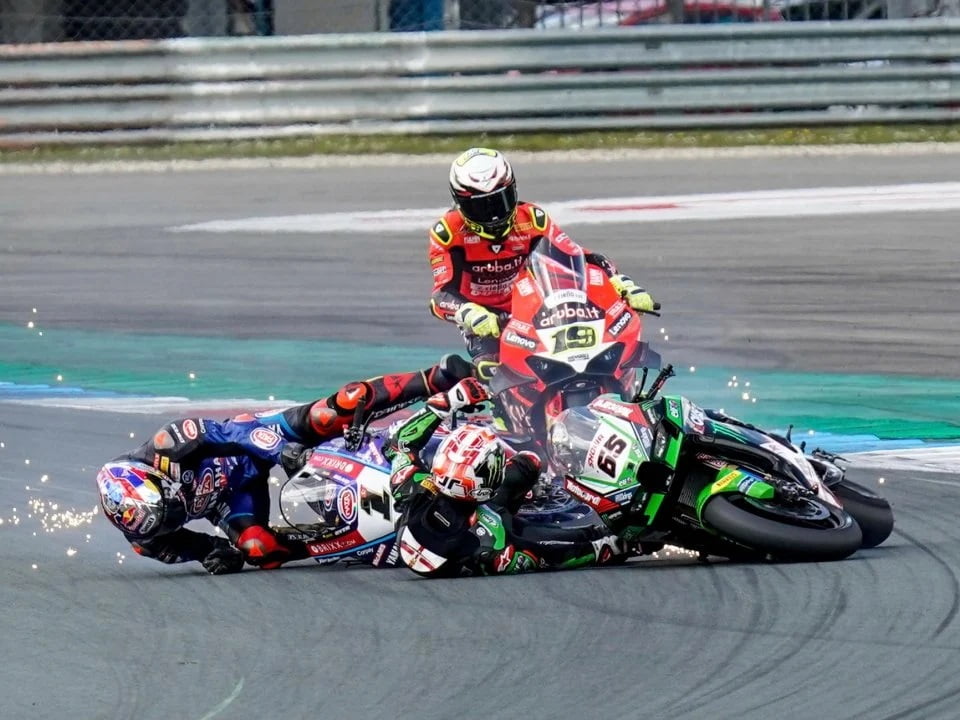 WSBK Assen VIDEO : Razgatlioglu et Rea s’embrouillent et pour Bautista ça devait arriver un jour