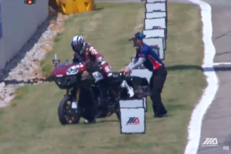 MotoAmerica Road Atlanta: When Jeremy Mc Williams pushes a marshal to start from the grass… (Video)