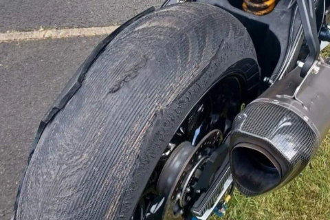 North West 200 : Des pneus Dunlop défectueux explosent en course, le manufacturier interdit à ses pilotes de prendre le départ de la dernière manche