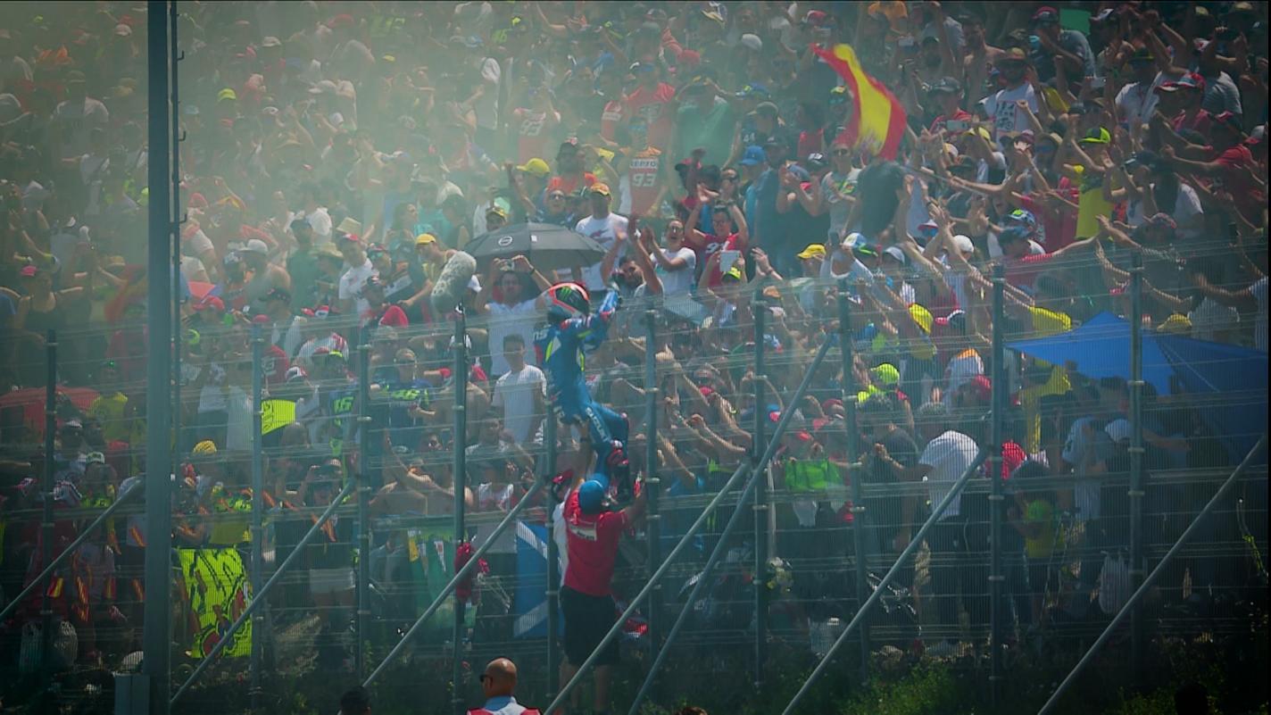 MotoGP VIDEO : Marc Marquez a offert ses gants à la foule à Jerez et il a remarqué quelque chose