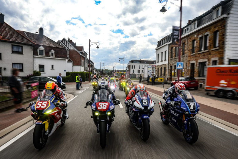 Les 24H SPA EWC Motos ont débuté par une spectaculaire parade à Malmedy