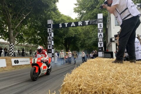 People : Wayne Rainey remonte sur sa Yamaha YZR500 à Goodwood aux côtés de Kenny Roberts, dont la moto est à vendre aux enchères !