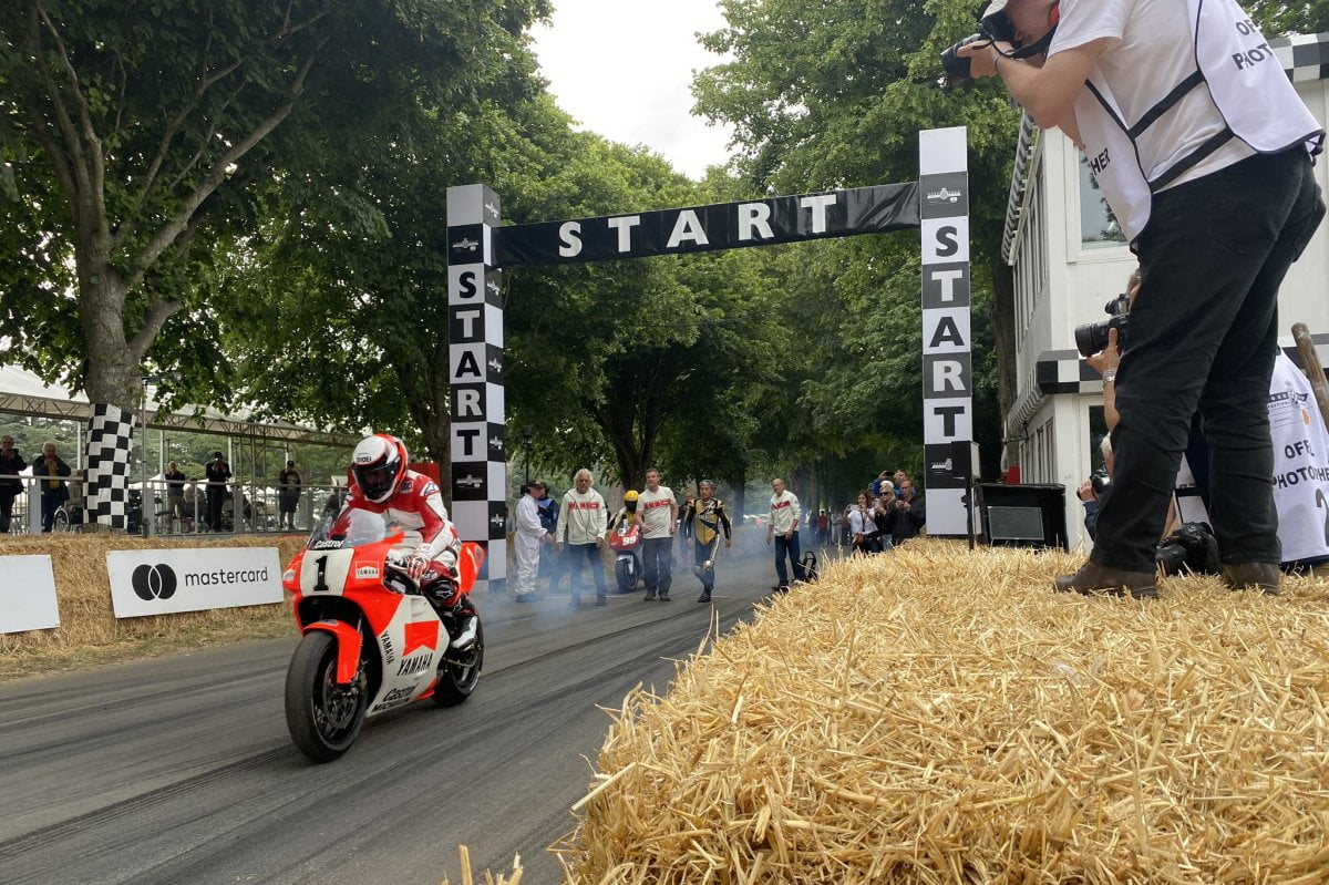 People : Wayne Rainey remonte sur sa Yamaha YZR500 à Goodwood aux côtés de Kenny Roberts, dont la moto est à vendre aux enchères !