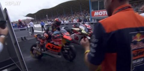Moto2 : Augusto Fernandez rejoint le Parc Fermé avec style et percute un mécanicien ! [Vidéo]