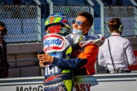 People MotoGP : Quand Raul et Adrian Fernandez réalisent des cascades à deux sur une mini moto !