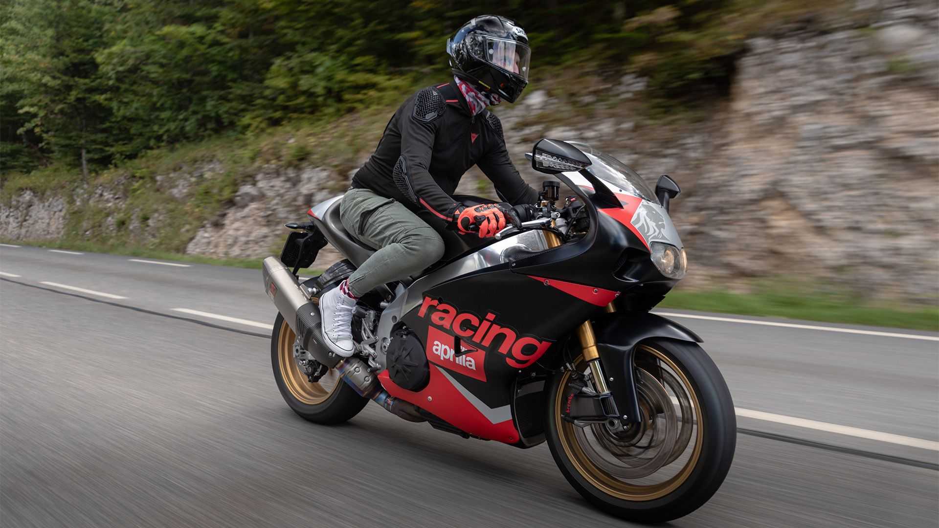[Street] One motorcycle, two myths, a tribute to the past: an Aprilia RSV4 dressed as an RS 250