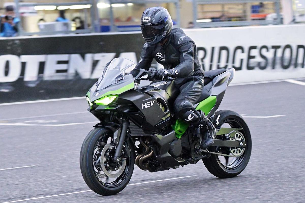 [Street] Kawasaki a fait rouler ses motos hybrides et électriques aux 8h de Suzuka