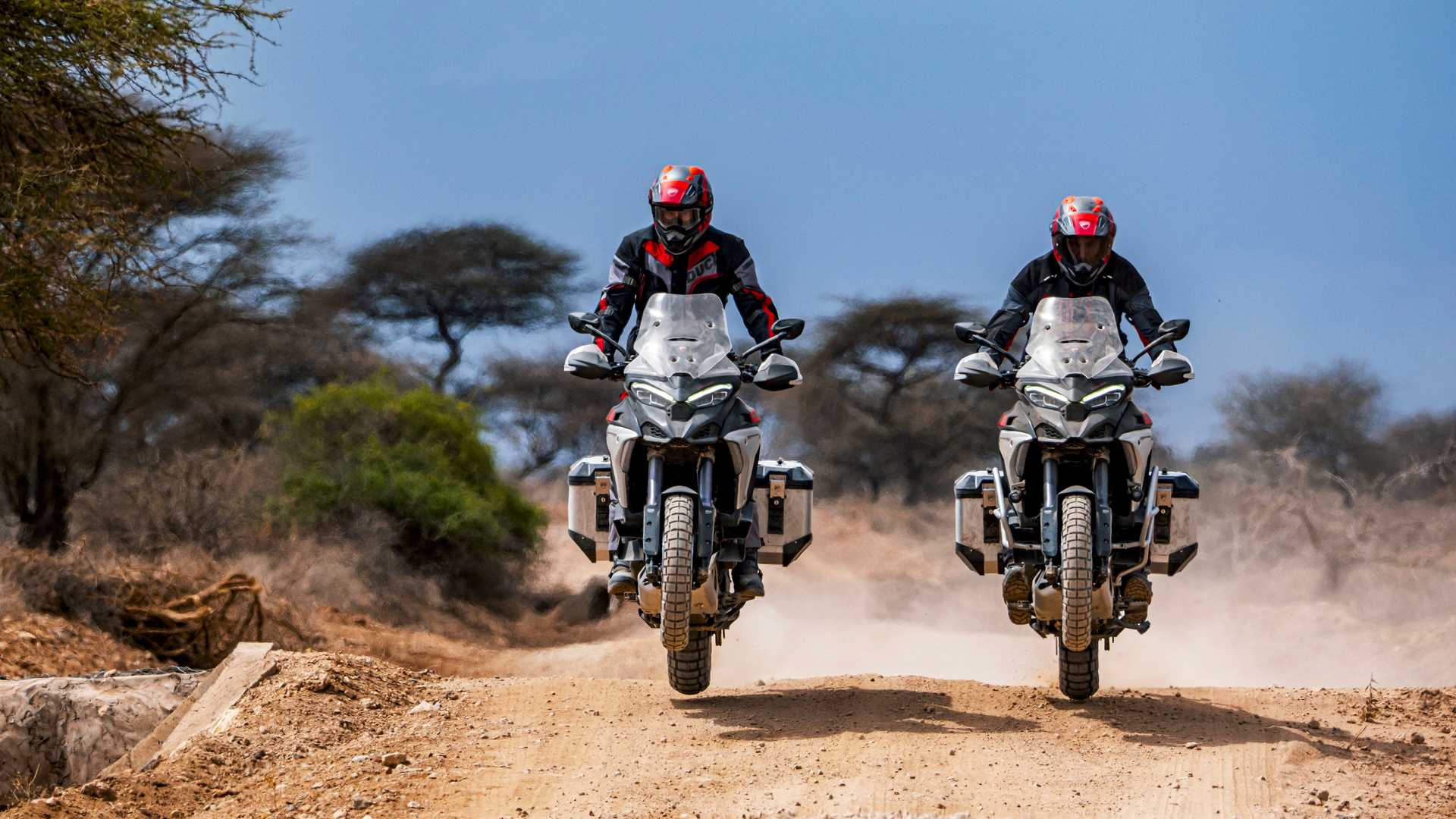 Vidéo : Première moto radiocommandé avec wheeling et drift au monde, la  Ducati V4 S - France Stunt Media