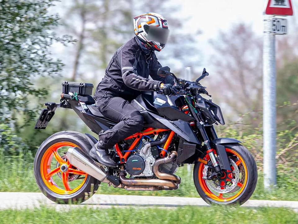 Street] La KTM 1290 SuperDuke R 2023 espionnée en plein tests - Paddock GP