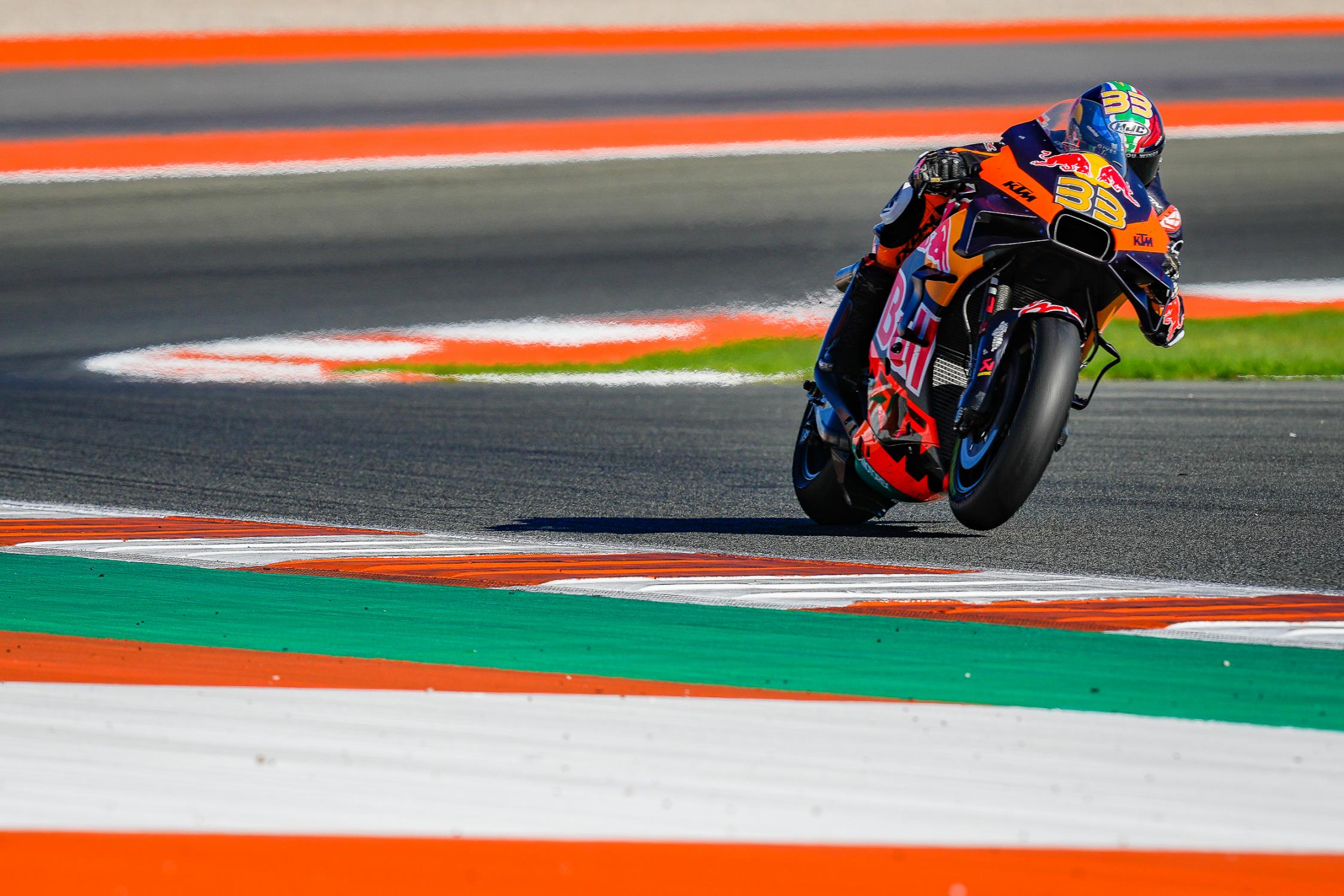 « Spy Attitude » MotoGP : A Valence, KTM a testé un nouveau châssis avant même les essais 2023 !