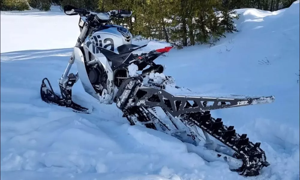 Incomum: Uma Aprilia RSV4 transformada em… uma moto de neve com mais de 200 cv!