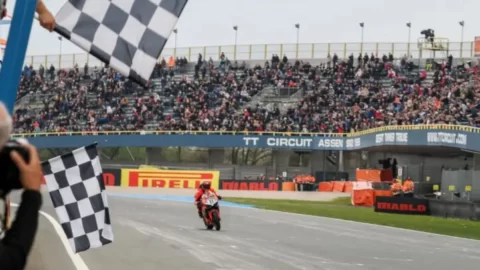 WSBK スーパースポーツ・アッセン レース 2: ニッコロ・ブレガ、アッセン王、100% イタリア人表彰台