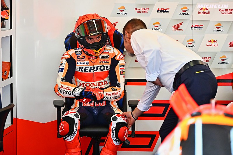 Márquez dans son box discute avec son ingénieur.