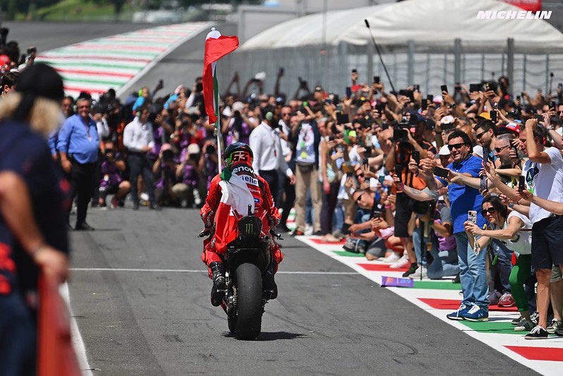 Pecco Bagnaia arrive dans le parc fermé au Grand Prix d'Italie 2023.