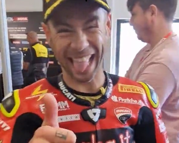 WSBK Donington, Alvaro Bautista against all odds: “I think you are all happy since I did not win the three races”