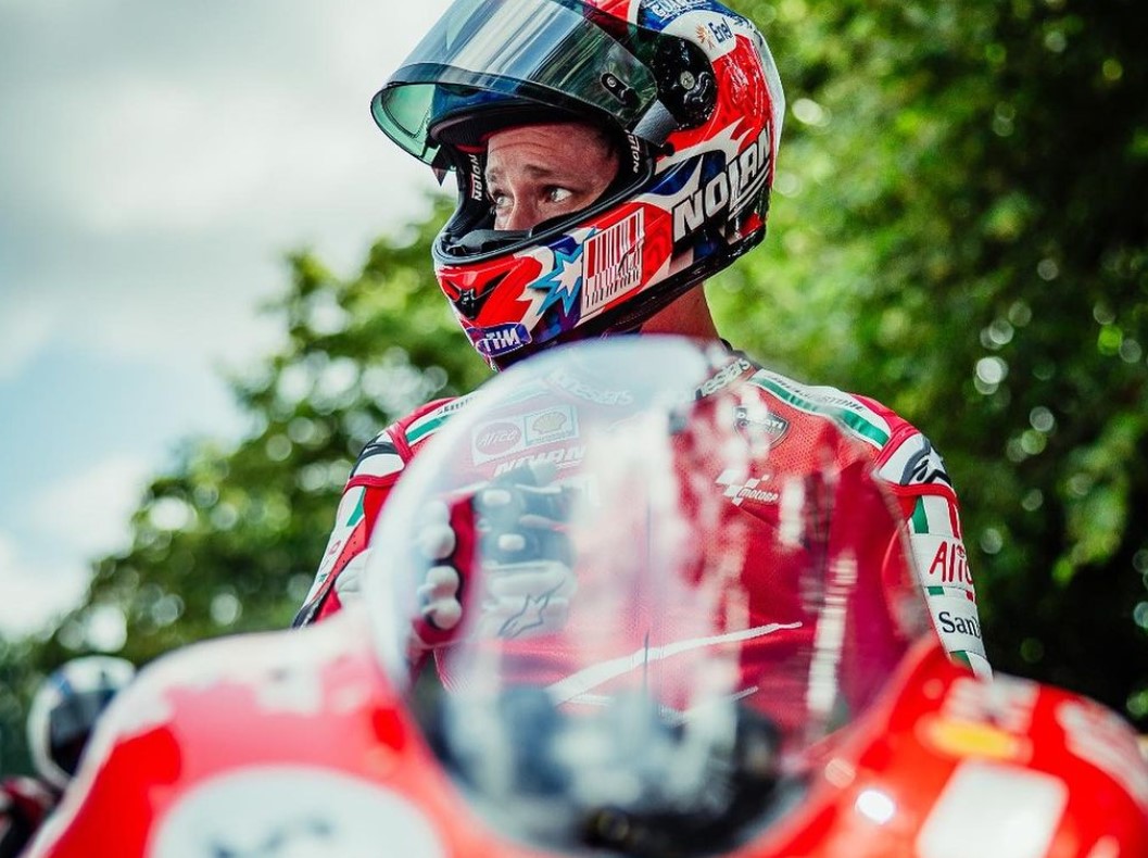 MotoGP, Casey Stoner persiste et signe : « vous pouvez apprendre à garder la roue avant au sol même sans le support aérodynamique, c’est l’art de la moto »