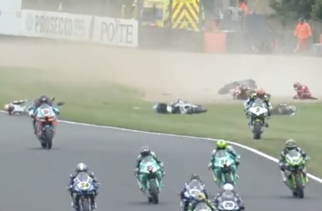 WSBK Donington Race 2: race stopped at the red flag, Loris Baz among the injured with Sykes and Rinaldi