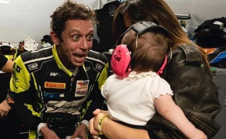 MotoGP People, Valentino Rossi se souvient : “j’ai découvert que je devenais père le jour où j’ai décidé d’arrêter de courir, tout est arrivé en même temps”
